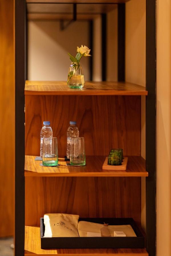 Hotel Jadali & Spa Marrakesh Exteriör bild Bottled water in a hotel room