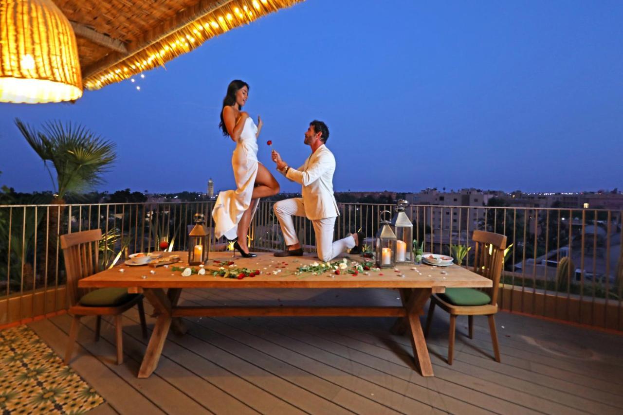Hotel Jadali & Spa Marrakesh Exteriör bild A man proposing to a woman