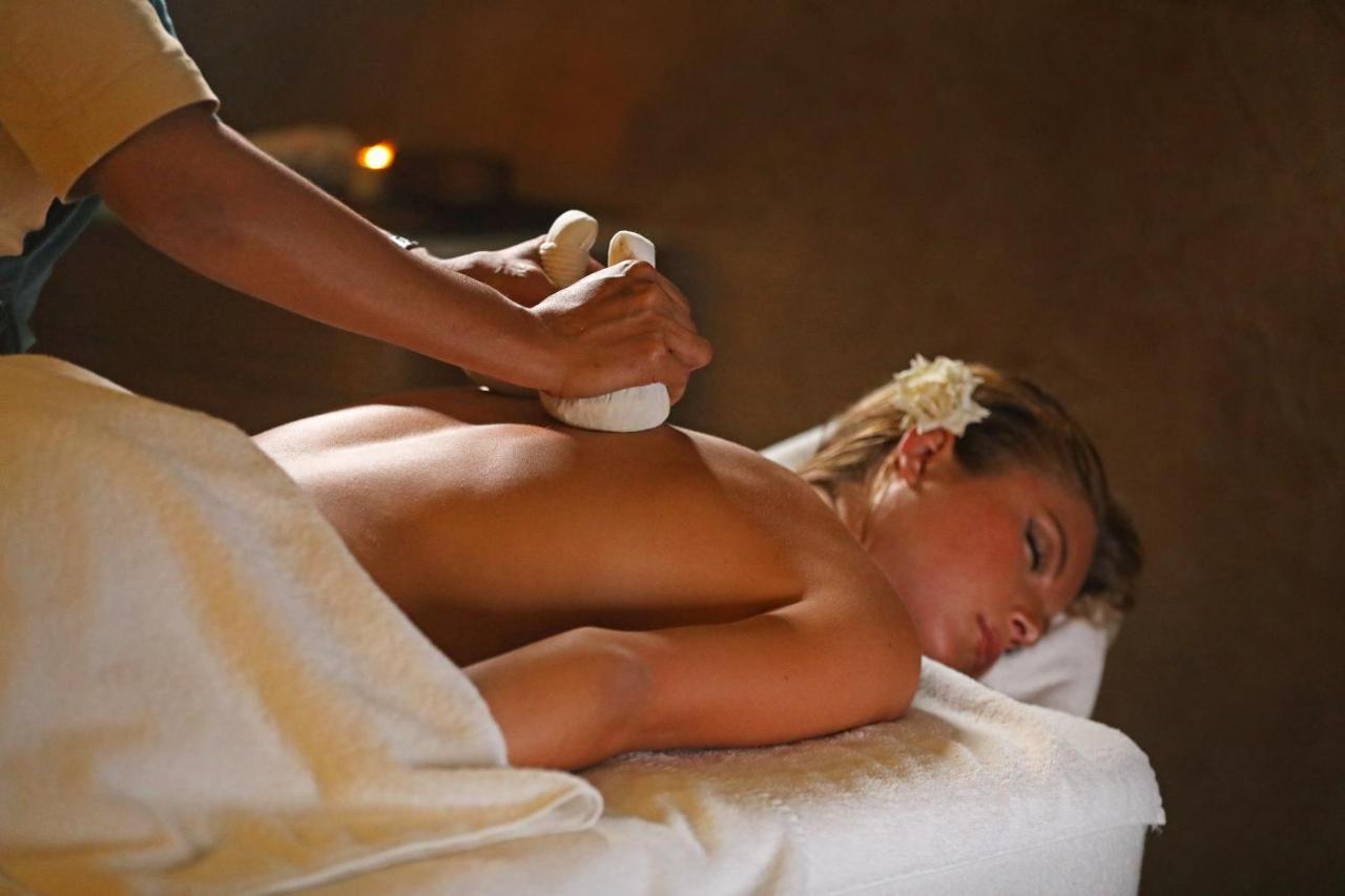 Hotel Jadali & Spa Marrakesh Exteriör bild A woman receiving a massage with hot stones